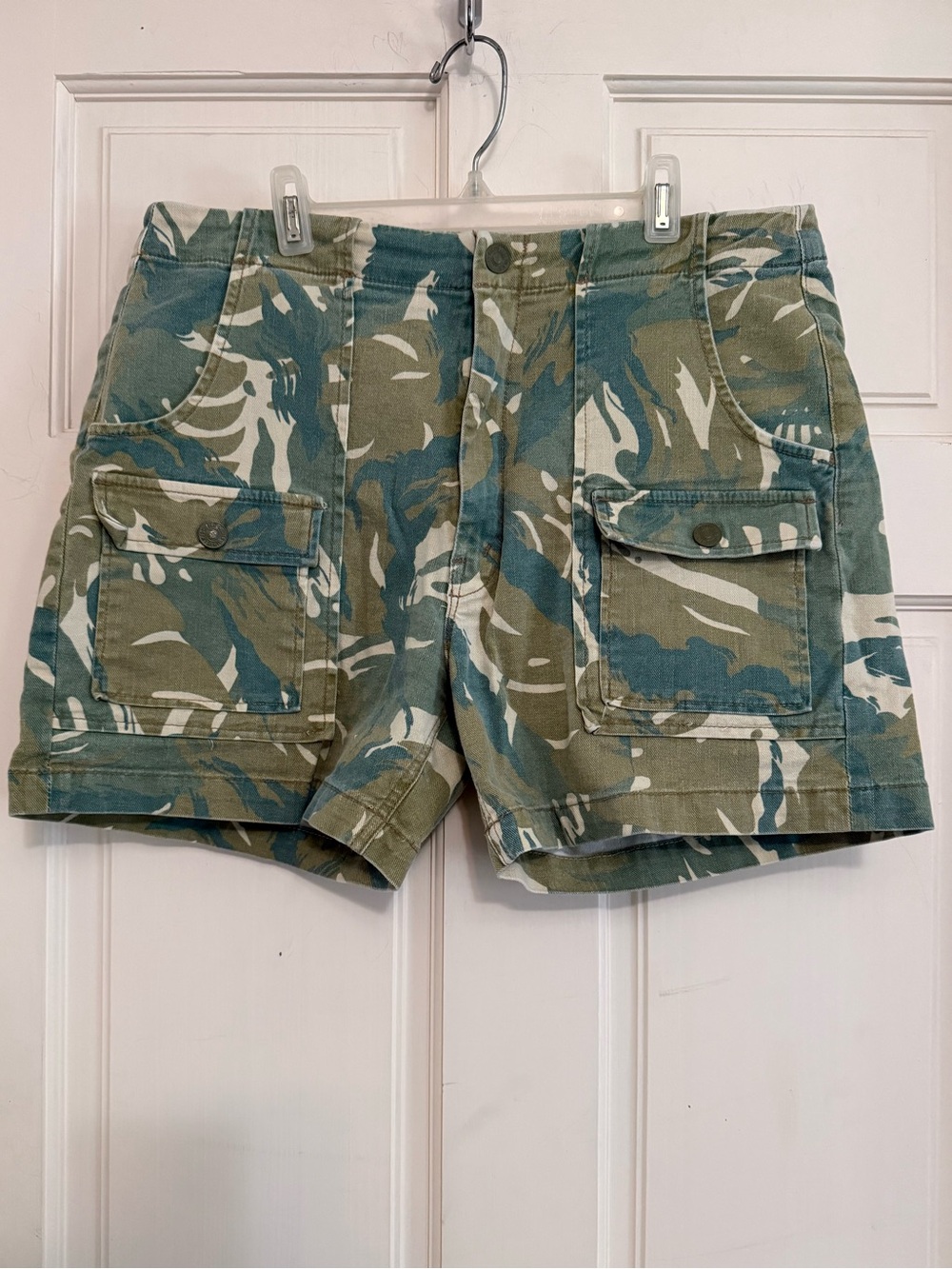 MOTHER Rambler Patch Pocket Short in Tropical Camo